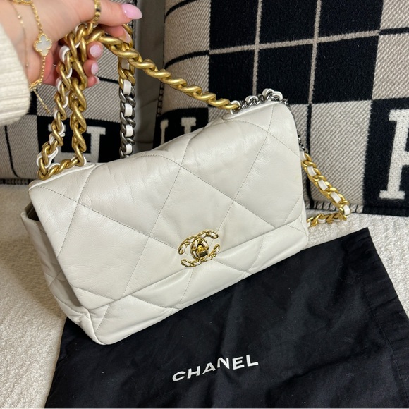 CHANEL 19 Large white - Picture 7 of 15